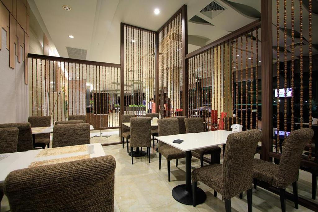 Alvarez Hotel Buriram Exterior foto
