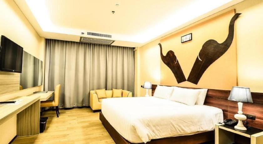 Alvarez Hotel Buriram Exterior foto